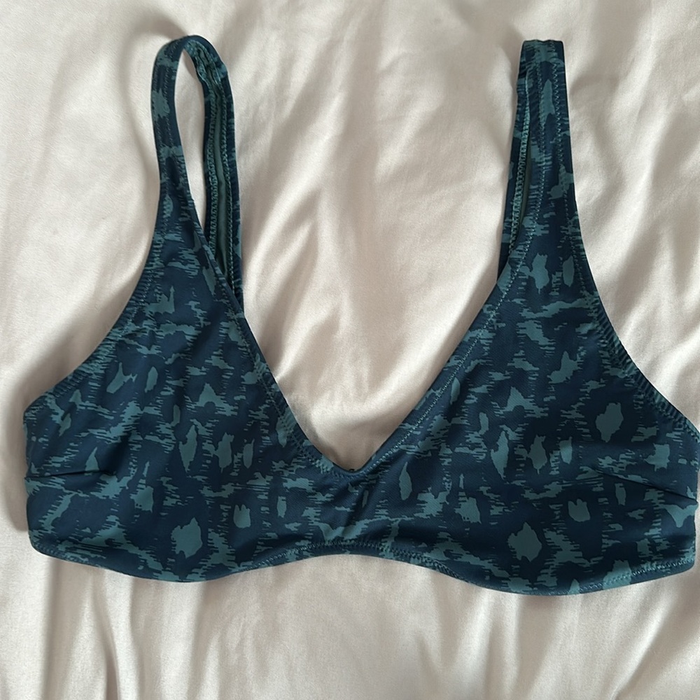 Vuori Swimsuit Medium Top  
Blue Green